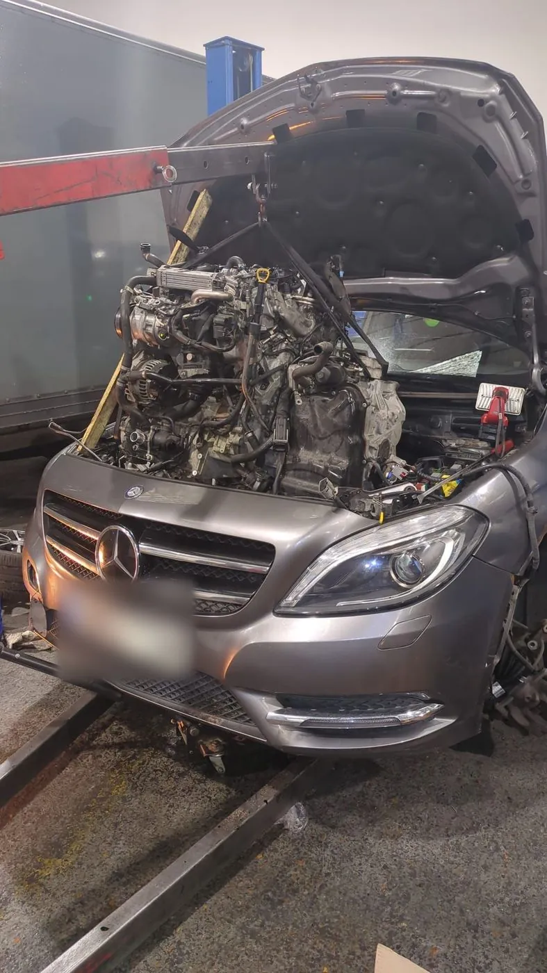 Mercedes, engine out